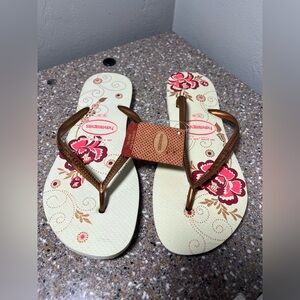Havaianas Women's Floral Flip Flops in Cream and Pink size 9/10W